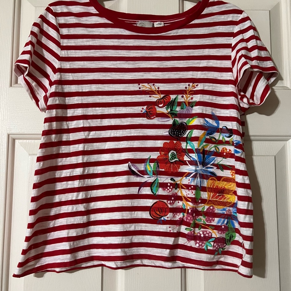 Woman’s short sleeve top